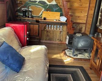 Cozy Custom-built Cottage in pleasant Point of Rocks with WiFi and AC - Point of Rocks - Living room