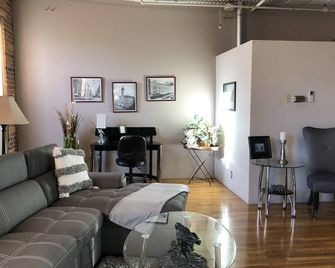 Exceptional-Affordable Downtown Denver Loft! - Denver - Living room
