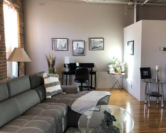 Exceptional-Affordable Downtown Denver Loft! - Denver - Living room