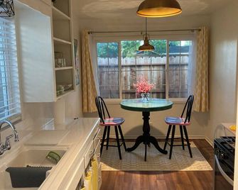 Charming Bright Home Near Dr Hospital & Shopping - Extra Comfy Beds and Couch - Modesto - Dining room
