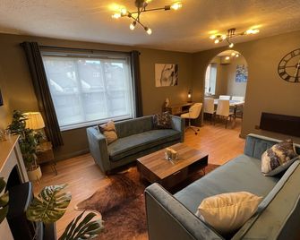 No50 - 2-bed Boutique Apartment - Hosted by Hutch Lifestyle - Leamington Spa - Living room