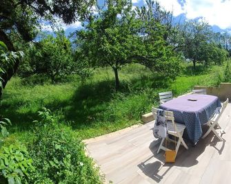 Au Doubs Verger - Ornans - Binnenhof