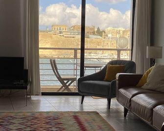 Water's edge apartment with stunning 180 degree historic harbour views - Birgu - Living room