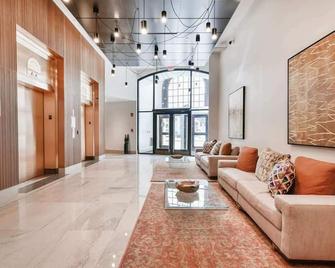 Bright Travel-friendly 1BR Downtown Condo | Perfect for Medical Tourism - Βοστώνη - Σαλόνι ξενοδοχείου