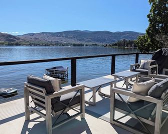 Lakefront Bliss: Modern Farmhouse Retreat - Newly Renovated, Steps to the Water! - Oroville - Balcón