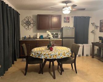 Spacious Apartment and HOT TUB in the heart of WIlton Manors - Wilton Manors - Comedor