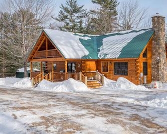 Sportsmans Retreat - Beautiful, Authentic Log Cabin located 5 minutes from Bethel! - Bethel - Gebouw