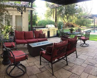 Poolside Oasis King /Parking/Netflex/ Bbq/Spa/Laundry 1 Acre Gated Estate !! - Los Angeles - Patio