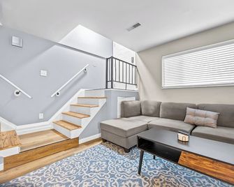 Spacious 2 Bedroom Townhome by StayLage - Earth City