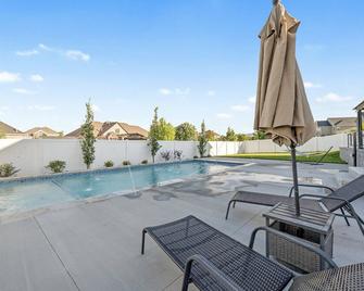Luxury home w/heated swimming pool 15 min from mountains. - South Jordan - Pool