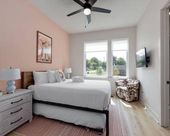 Dolly and Denim 4 Bedroom 4.5 Bath with Spacious Rooftop - Nashville