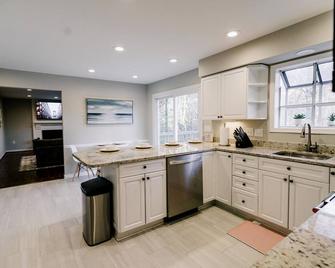 Capital Retreat: Stylish Haven Minutes from Washington D.C. - Falls Church - Cozinha