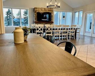 The Bavaria Farmhouse - 30 Acre Estate - Chaska - Dining room