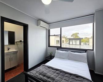 Panania Hotel Sydney - Bass Hill - Bedroom