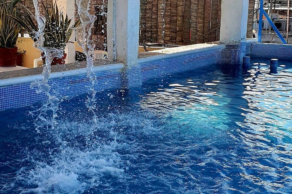 أوتيل كورونا سيهواتانيخو - إكستابا زيواتانيجو - حوض السباحة