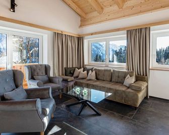 Beautiful villa for 6 people with WIFI, TV, balcony and panoramic view - Mandling - Sala de estar