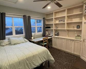 Forest Beach Cottage with deck near Horsehead Bay - Gig Harbor - Bedroom