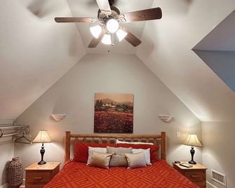 Cabin Helen's Hideaway - Helen - Bedroom