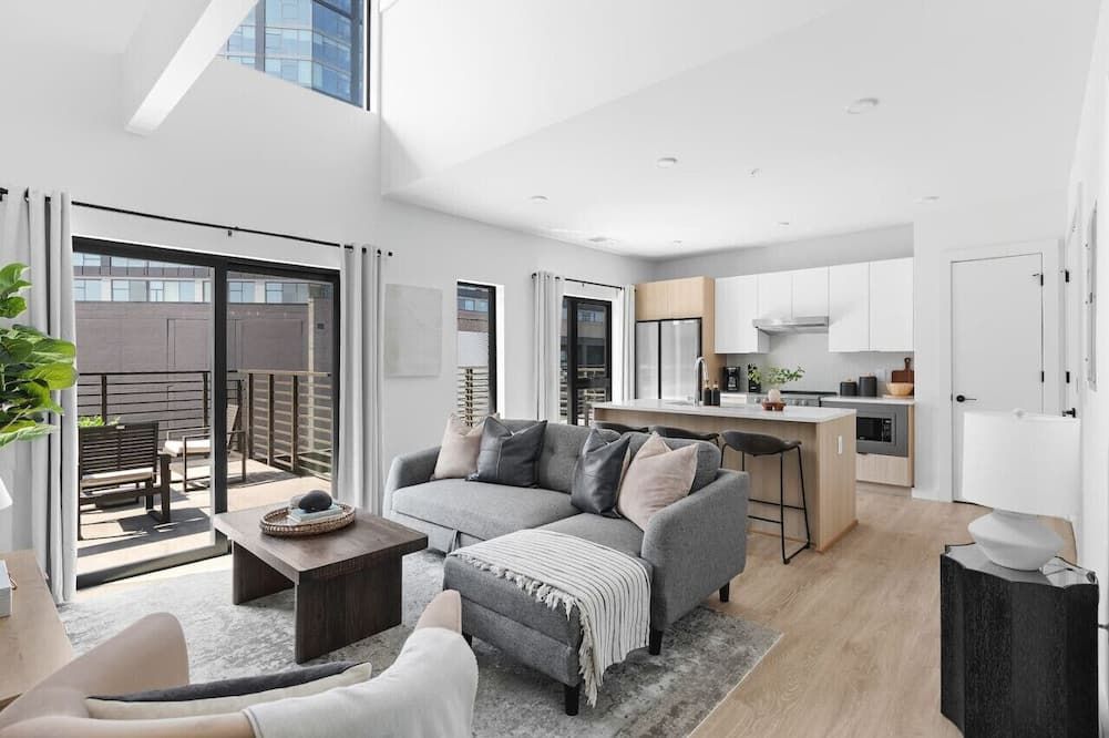 Luxury Penthouse with 2 Floors Pool Patio Gym Walk to Broadway - נאשוויל - סלון