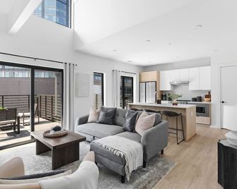 Luxury Penthouse with 2 Floors Pool Patio Gym Walk to Broadway - נאשוויל - סלון