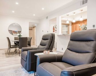 Upscale Condo - Pool, Gym, Close to Beach - Los Angeles - Living room