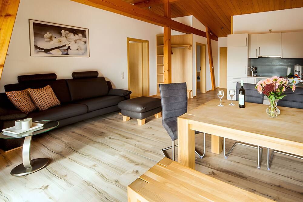 Holiday Apartment '60sqm, 2 Bedrooms' with Balcony and Wi-Fi - رادولفزيل - غرفة معيشة