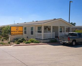 Shale Lodging Pleasanton - Pleasanton - Building