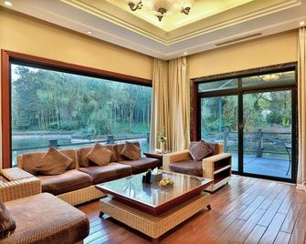 Weisheng Xiangyi Hotel (Xiangyi Building) - Huzhou - Living room