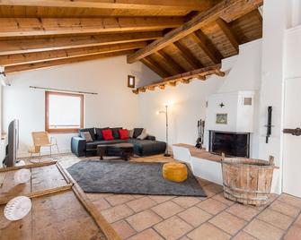 Chasa La Tschuffa - Scuol - Sala de estar