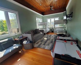 Historic home near lake, parks, shopping and BVU! Perfect for the holidays! - Storm Lake - Living room