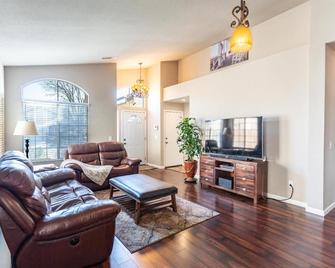 Cozy Home in the Heart of Elk Grove - Elk Grove - Living room