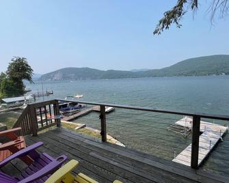 Breathtaking views from charming lakefront home on beautiful Lake George - Ticonderoga - Balcón