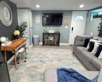 Basement Only / Owner Occupied, Free Parking, In Baltimore City. - Baltimore - Sala de estar