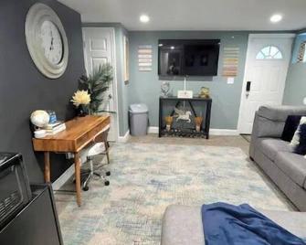 Basement Only / Owner Occupied, Free Parking, In Baltimore City. - بالتيمور - غرفة معيشة