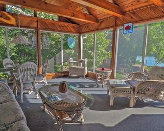 Spectacular waterfront cottage on the most beautiful lake in CT's 'Quiet Corner' - Dayville - Patio