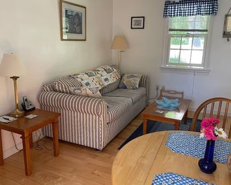 Charming Brewster Cottage - Brewster - Living room