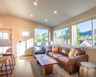 Golden Cottage Near Red Rocks and School of Mines! - Golden - Living room