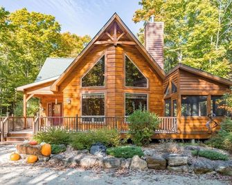 Immaculate Hand-Hewn Log Cabin ~ Private Wooded Setting In Egg Harbor - Egg Harbor - Building