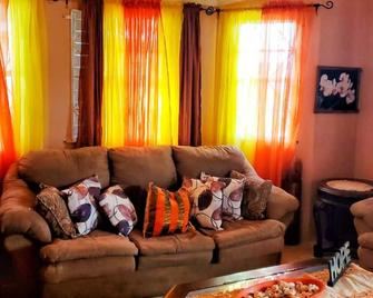 2 Bed-sleeps 4-gated Community-5 Min Town Centre - Falmouth - Salon