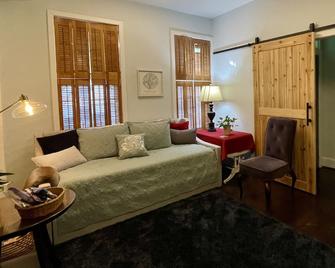 Beautiful 2 level condo in the heart of Old Town Alexandria - אלכסנדריה - סלון