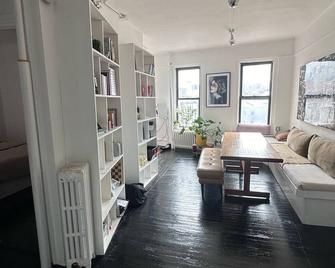 Bright and Spacious 1-Bedroom Apartment in the Heart of Soho/Nolita - Nueva York - Sala de estar