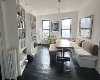 Bright and Spacious 1-Bedroom Apartment in the Heart of Soho/Nolita - New York - Living room