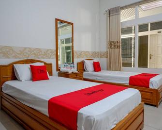 RedDoorz Plus @ Alam Raya Hotel - Palu - Schlafzimmer