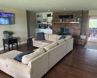 Stars, Soaks & Firepit Fun - Nebraska City - Huiskamer