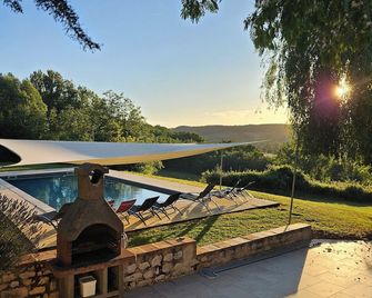 Spacious, beautifully converted barn with exposed wooden beams, swimming pool - Beauville - Piscina