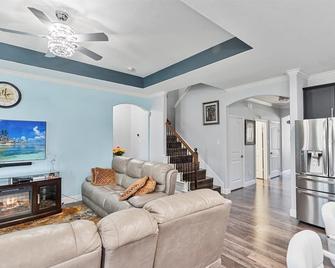 Family friendly 4 bedroom 3.5 bath home located in the heart of Little Elm. - Little Elm - Living room