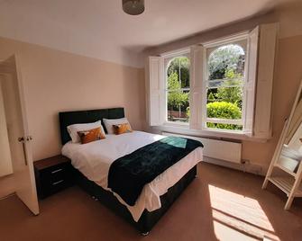 Wokingham - Central 2 beds home with parking - Wokingham - Bedroom