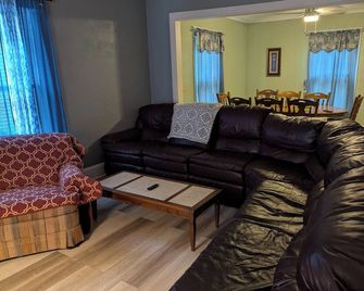 Aunt Rose's 3 BR sleeps 6 adults and 6 kids, 2 per bed. - Monroe - Obývací pokoj