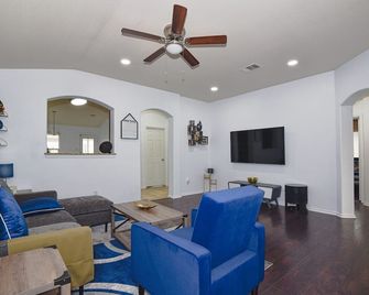 Stay at the Lions Gate - Killeen - Living room