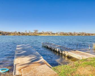 Comfortable riverview home w/ a spacious yard - steps from the water - Kingsland - Outdoors view